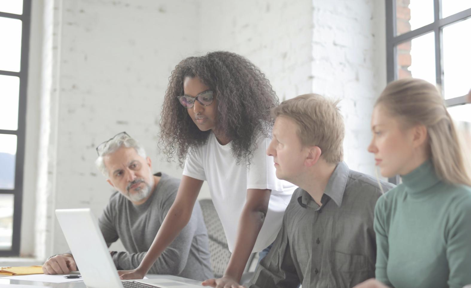 Equipo de profesionales en seguros trabajando en estrecha colaboración con clientes